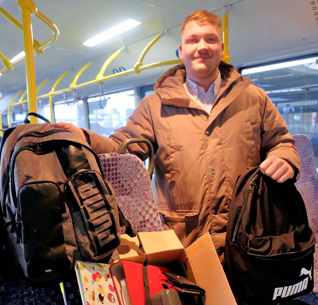 Disponent Tommy Thier deutet es an: Schüler lassen in den Linienbussen viel liegen.