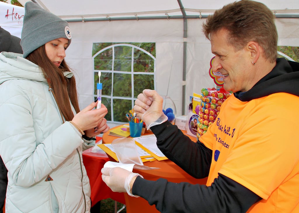 Roger Altenburg, Chef des Vereins „Blaue Nase hilft“, erklärt bei einer Typisierungsaktion in der Verbandsgemeinde, wie unkompliziert man sich für die Stammzellenspenderdatei registrieren kann.