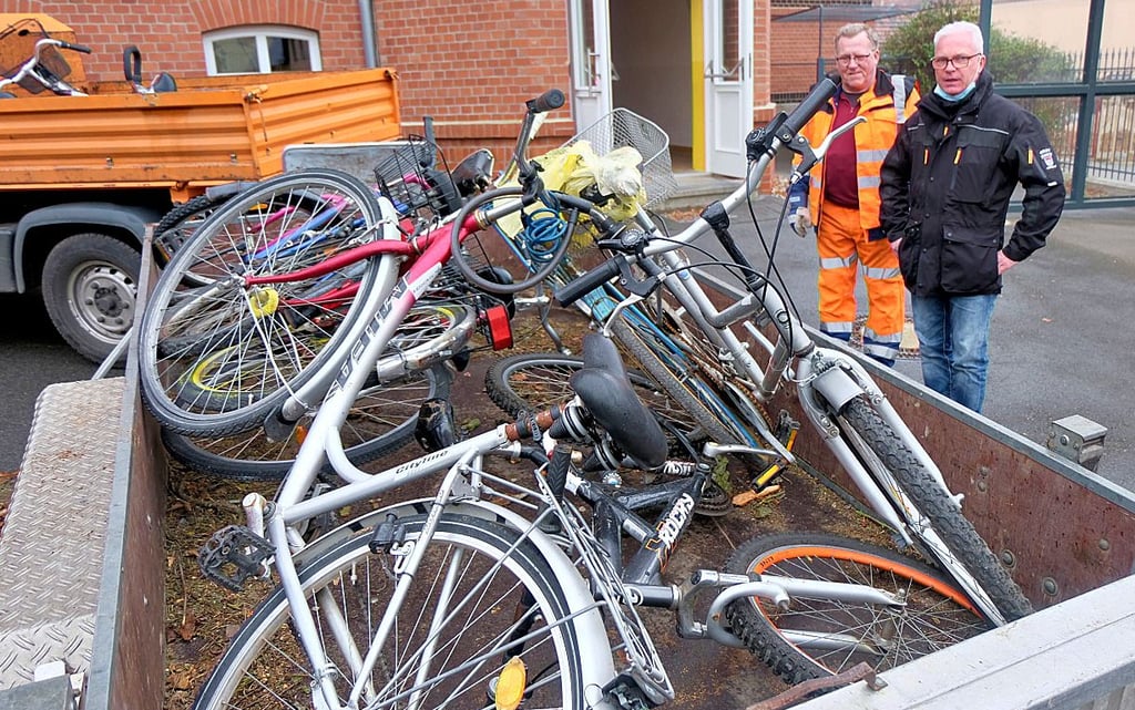 Mitarbeiter des Jessener Bauhofes bringen neun Fahrräder. Die Fundstücke werden bis zur Abholung oder Versteigerung in der Roten Schule eingelagert.