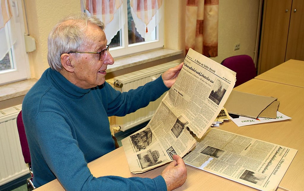 Jürgen Baumgart mit der Zeitung von 1939. Die hat sein Nachbar Andreas Lüdicke beim Aufräumen gefunden.