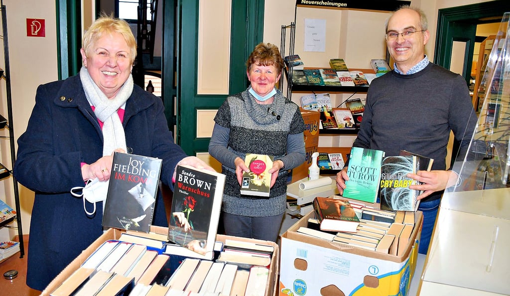 Christiane Lahne (links) schenkte den Bibliotheken Arendsee und Fleetmark Bücher aus ihrem privaten Bestand. Bettina Ehrecke und Norman Klebe freuen sich darüber.