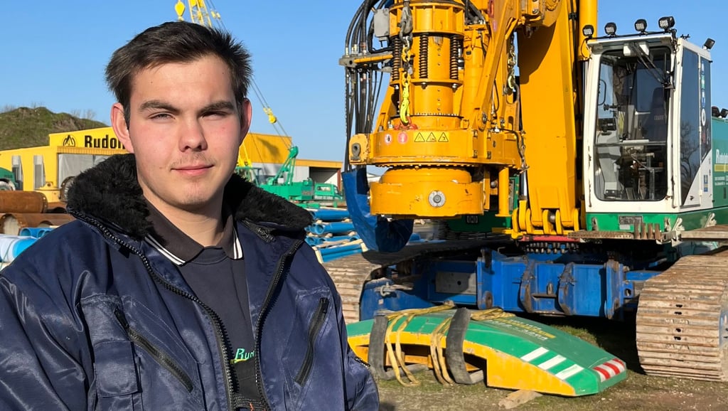 Felix Plathe auf dem Tangermünder Firmengelände vor einer der schweren Maschinen, mit denen überall im Land große Bohrungen erledigt werden können.