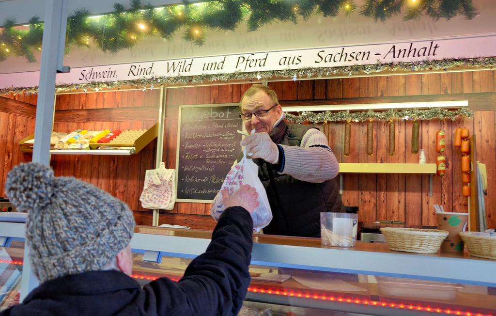 Immer gesprächsbereit: Fleischverkäufer Henry Kotschik unterhält sich gern mit seinen Kunden. Wer zum ersten Mal bei ihm einkauft, bekommt eine Wurst als Geschenk gleich mit dazu. Diese Nähe wissen die Besucher des Wochenmarkts in der Thälmannstraße in Gardelegen zu schätzen.
