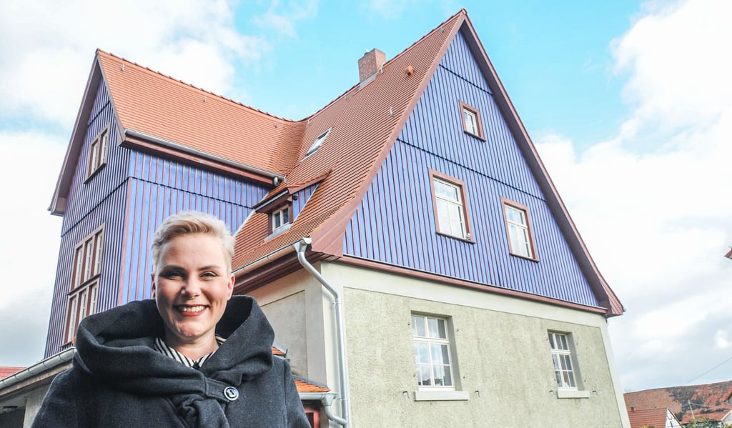 Die farbenfrohe Dachverschalung als promptes Erkennungsmerkmal: Die Vollmann-Villa in Lossa ist für die aus Erfurt stammende Anne Martin, ihren Ehemann Julian und die gemeinsamen Kinder im Alter von zwei und vier Jahren zum neuen Wohndomizil geworden.