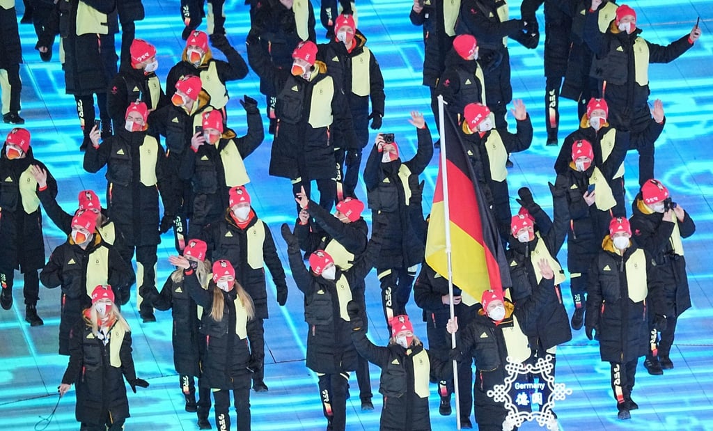 Die Mannschaft aus Deutschland mit den Fahnenträgern Claudia Pechstein und Francesco Friedrich zieht ins Stadion ein.
