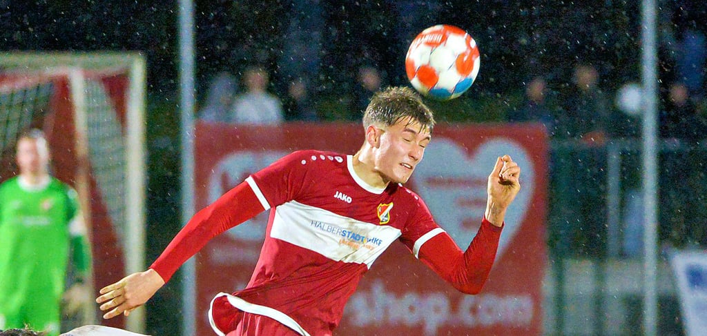 Paul Schmökel ist hier vor  Rathenows Justin Gröger am Ball. Am Freitag boten sich beide Teams, die mitten im Abstiegskampf stecken, ein Match auf Augenhöhe.