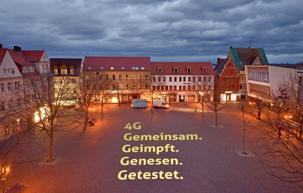 Mit einer Lichtinstallation auf dem Bitterfelder Markt hat sich die Initiativgruppe „Zivilgesellschaft in der Pandemie“ erstmals vorgestellt.