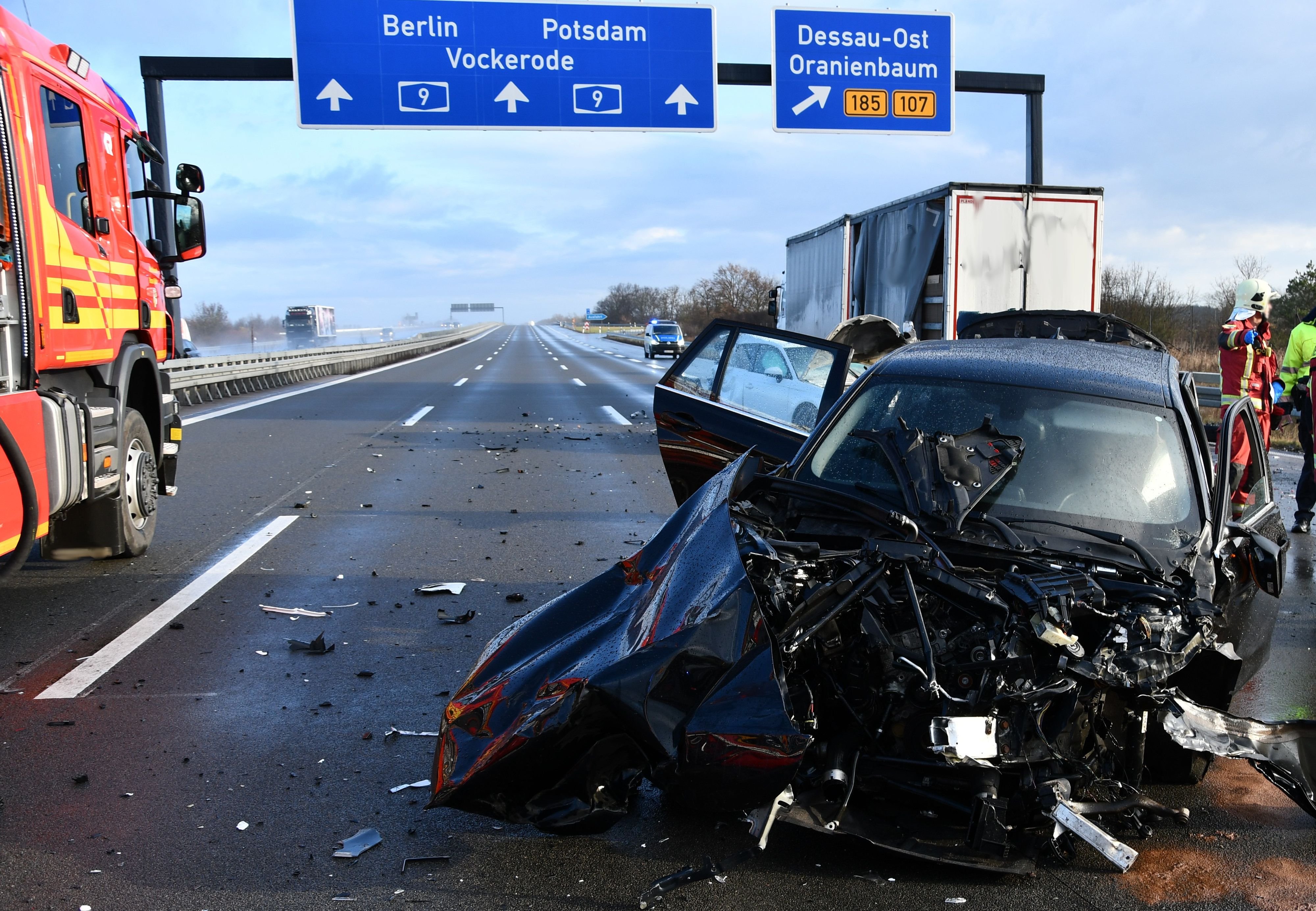 BWM kommt ins Schleudern - Vier Verletzte und 300 Meter Trümmerfeld bei 