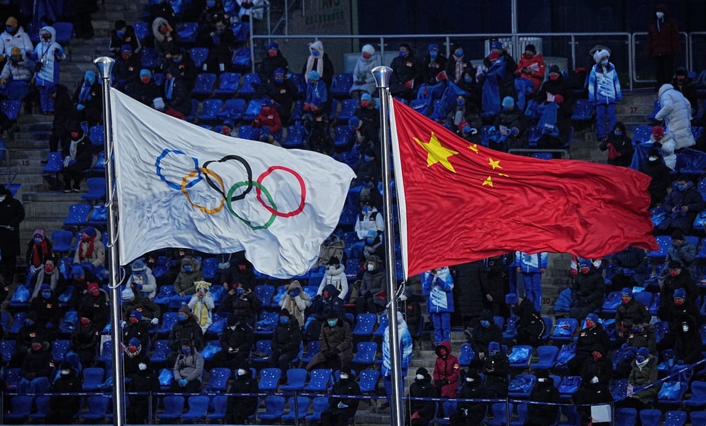 Die Olympische und die chinesische Flagge wehen nebeneinander bei der Eröffnungsfeier der Winterspiele in Peking.