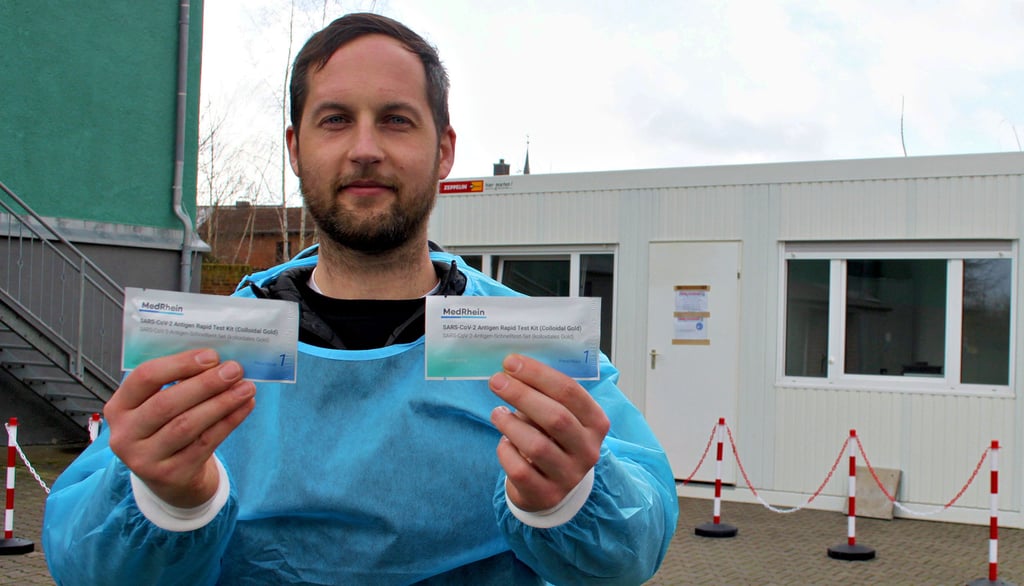 Felix Heinemann vor dem Testzentrum AMmAlten Sportplatz in Groß Ammensleben.