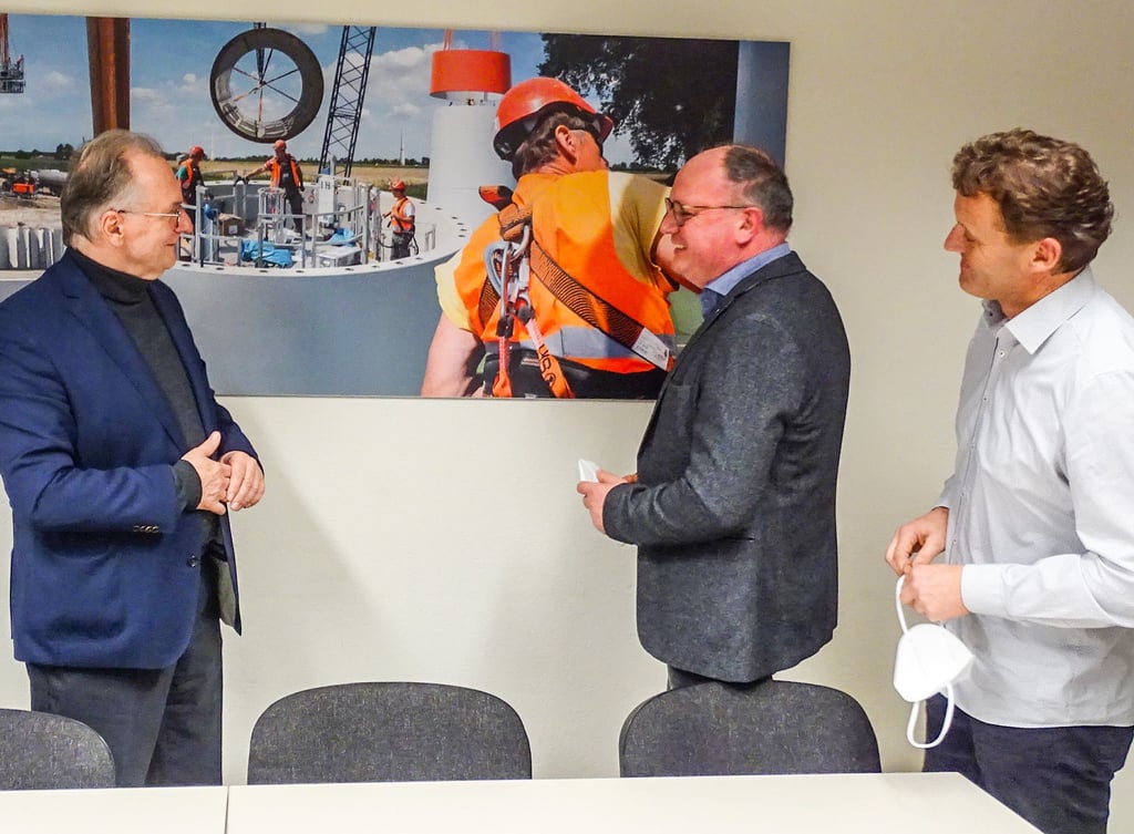 Matthias Hanke, Geschäftsführer der BEZ-Gruppe (M.) und Prokurist Renè Zachey (re.) setzen Reiner Haseloff ins Bild, was das Unternehmen leisten kann.