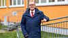 OB-Kandidat Uwe Reckmann vor der Kita „Flax und Krümel“ in Merseburg