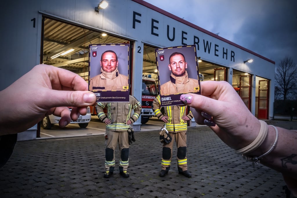 Martin Luther (links) und Daniel Bucks von der Feuerwehr Bad Dürrenberg sind ab 19. Februar als Sticker zu haben.