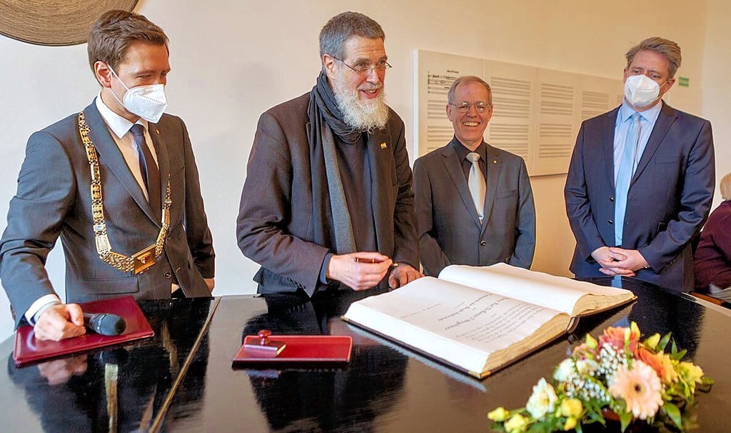 Verbunden mit dem Kulturpreis trug sich Rainer Neugebauer, flankiert von Oberbürgermeister Daniel Szarata (links) und Stadtratspräsident Volker Bürger sowie Kulturstaatssekretär Sebastian Putz (rechts), auch ins Goldene Buch der Stadt ein.