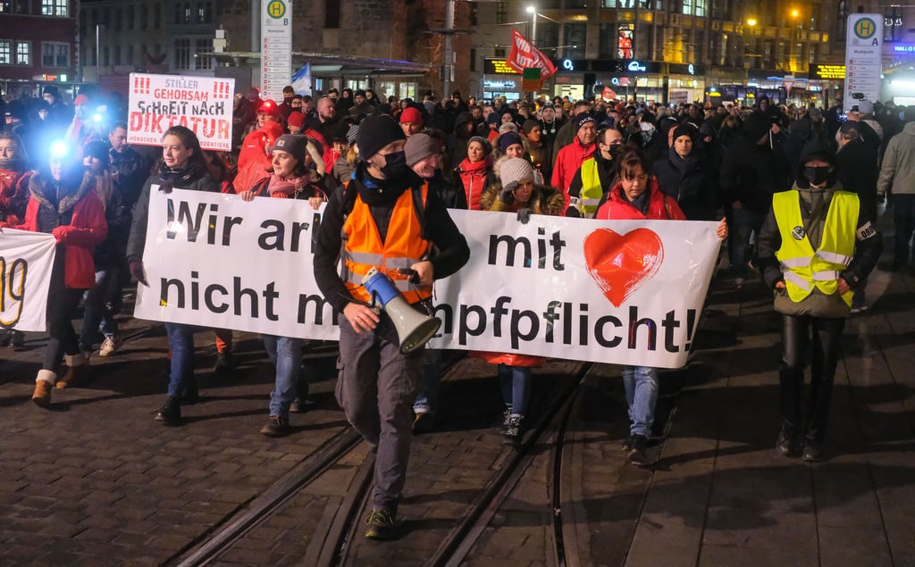 Versammlungsleiter Christian Perz (Mitte) hatte einiges zu tun.