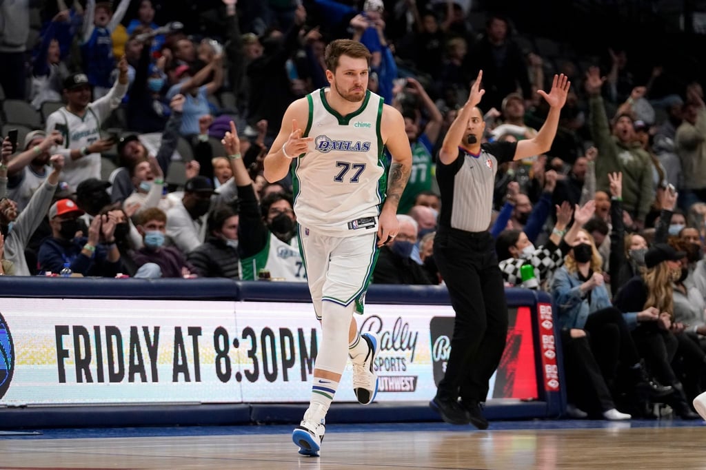 Guard Luka Doncic von den Dallas Mavericks feiert einen Dreier gegen Oklahoma City.