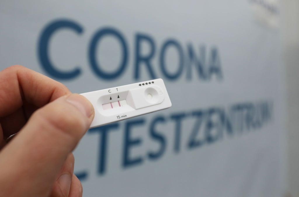 Ein Corona-Schnelltest zeigt ein positives Ergebnis an.