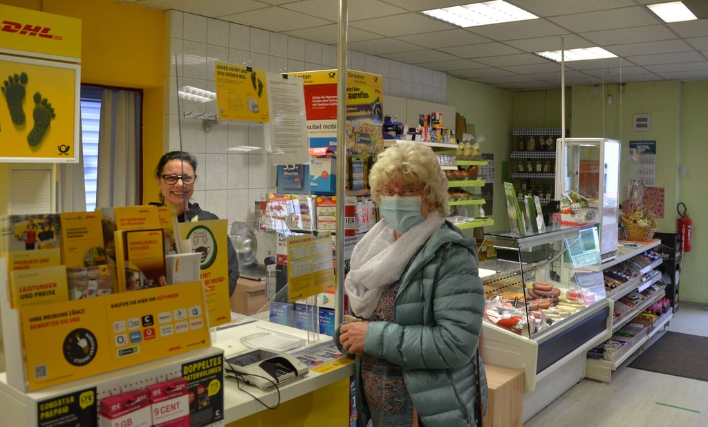 Betreiberin Stefanie Bethge (links) und die zufriedene Kundin Veronika Teichert.