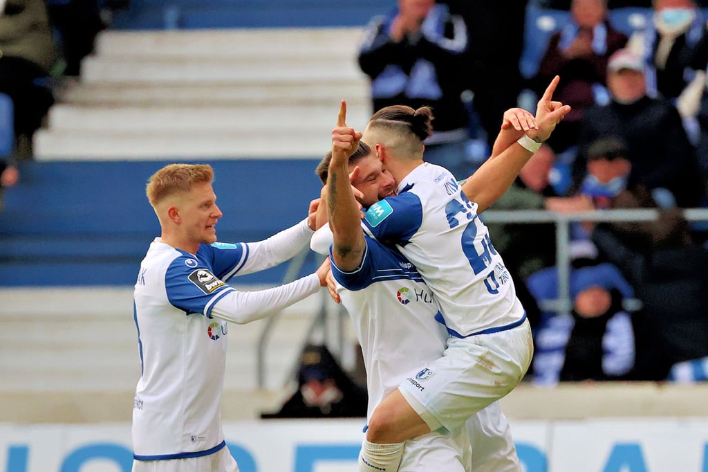Sebastian Jakubiak (links) kann wieder mit seinen Teamkollegen auf dem Platz jubeln. Der Mittelfeldspieler des 1. FC Magdeburg ist nach seinem Achillessehnenriss bereit und sammelt mit Einsätzen wieder Spielpraxis.