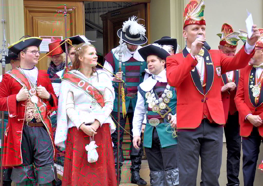 OCG-Vereinschef und Elferratspräsident Dennis Kathke (rechts) am 11. November bei der Eröffnung der Saison vor dem Osterburger Rathaus, links Prinz Felix und Prinzessin Julia Mäder. Der Auftakt blieb in dieser Saison bislang der einzige öffentliche Auftritt der Narren in Osterburg.