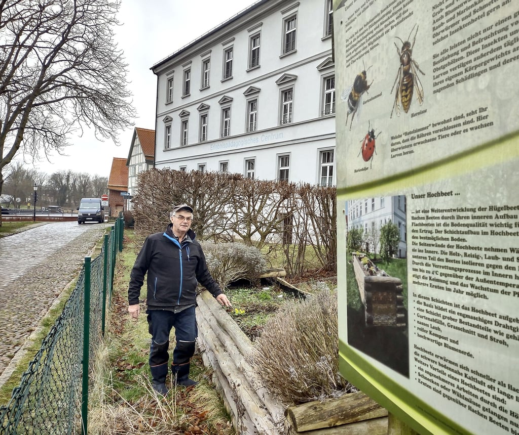 Edwin Weidenbach kümmert sich als technischer Mitarbeiter auch um die Pflege der Außenanlagen. Hier ist es das Hochbeet im „Grünen Klassenzimmer“.