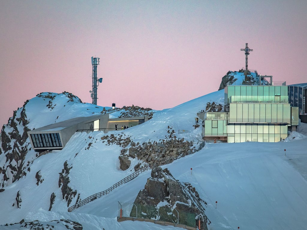 "Bond-Restaurant" Ice Q. mitten in Eis und Schnee