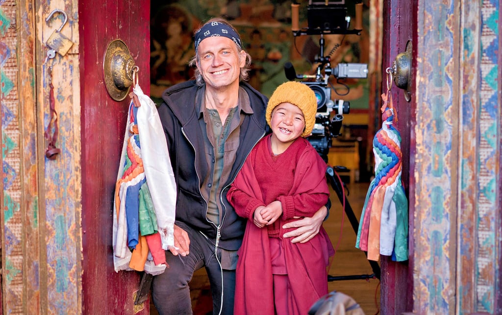 Produzent, Regisseur und Hauptdarsteller: Mit „Sem Dhul“ erfüllt sich Ralf Bauer, hier in Tibet mit einem Kind, mehr als nur einen Traum.