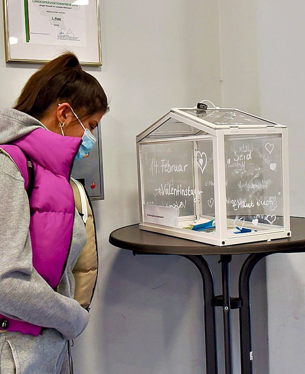 In der Ganztagsschule „Anne Frank“ in Hettstedt wurde im Eingangsbereich eine Box für Liebesgrüße aufgestellt.