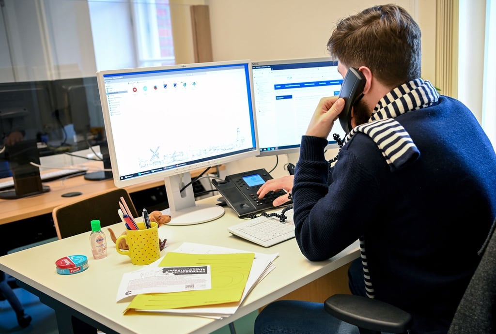 Behörden und Ministerien in Deutschland sollen künftig auch sensible Daten in einer Cloud-Lösung speichern können, die auf Technik des US-Konzerns Microsoft aufsetzt.