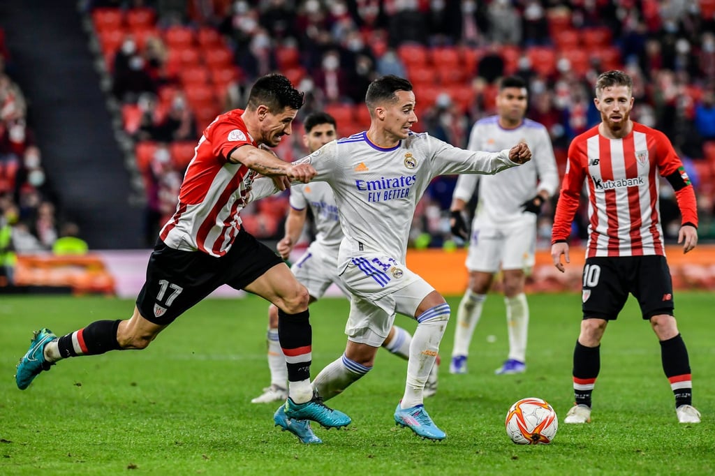 Lucas Vazquez von Real Madrid (M) kämpft mit Yuri Berchiche von Athletic Bilbao um den Ball.