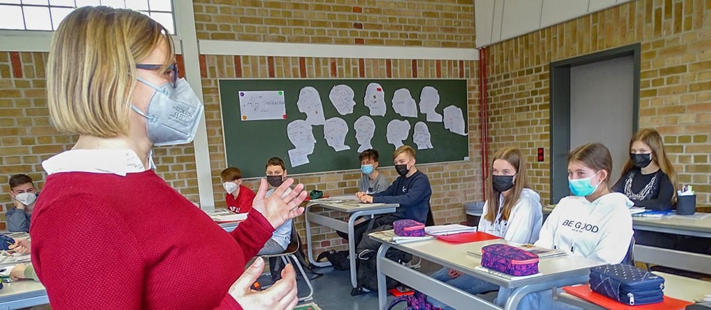 Annette Schmidt, Volontärin der MZ in der Lokalredaktion Jessen, hat zahlreiche Fragen der Schüler zum Journalistenberuf zu beantworten.
