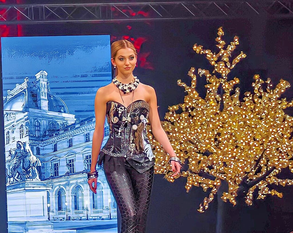 Doreana Schmidt präsentiert bei der „Otto macht Mode“-Fashionshow in Magdeburg ein Outfit der Designerin „Silbernadel Couture“.