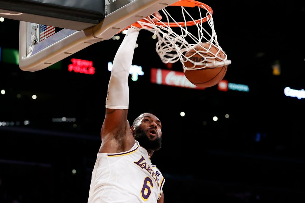 Ist nach Kniebeschwerden wieder zurück auf dem Parkett: LeBron James punktet für die Lakers.