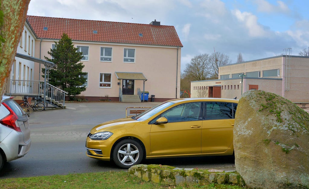 Würde die Grundschule in Kusey geschlossen, hätte dies negative Folgen für Kusey als Standort für Wirtschaft und Vereinssport. Außerdem würde jungen Familien ein Anreiz genommen, sich in Kusey anzusiedeln, warnt Kreistagsmitglied Wolfgang Mosel. Er kritisiert, dass mit alten Zahlen hantiert werde.