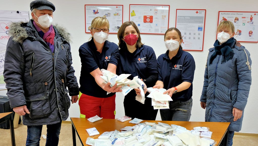 Heiko (links) und Tina Juraschek (rechts) haben für Petra Hansche (2. v. l.), Andrea Böhme-Goldstein (Mitte) und Yvonne Schröder einen Sack voller Geschenke mitgebracht. Das abgelaufene Material wird für die Kurse des Deutschen Roten Kreuzes dringend benötigt.