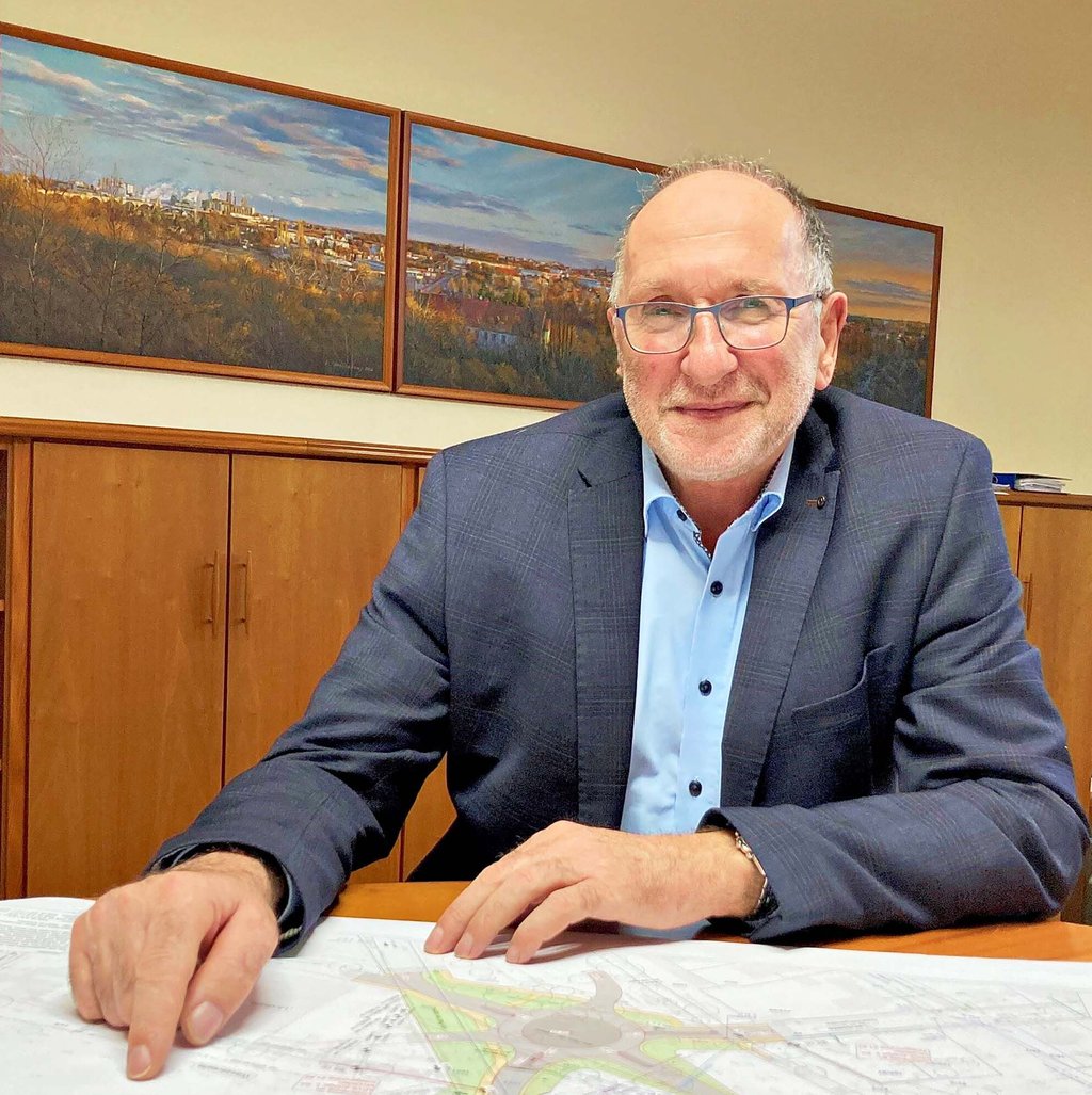 Bernburgs Oberbürgermeister Henry Schütze, der hier über den Planungen für den neuen Kreisverkehr auf dem Platz der Jugend brütet, geht nach 14 Jahren Amtszeit am Monatsende in den Ruhestand.