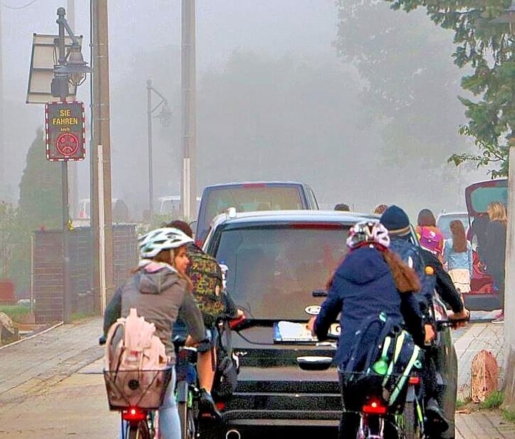Die Tempomessanlage in der Alten Gorsdorfer Straße in Jessen. Auf der Zufahrtsstraße zur Max-Lingner-Grundschule und dem Gymnasium gilt Schrittgeschwindigkeit. Es handelt sich um einen verkehrsberuhigten Bereich.
