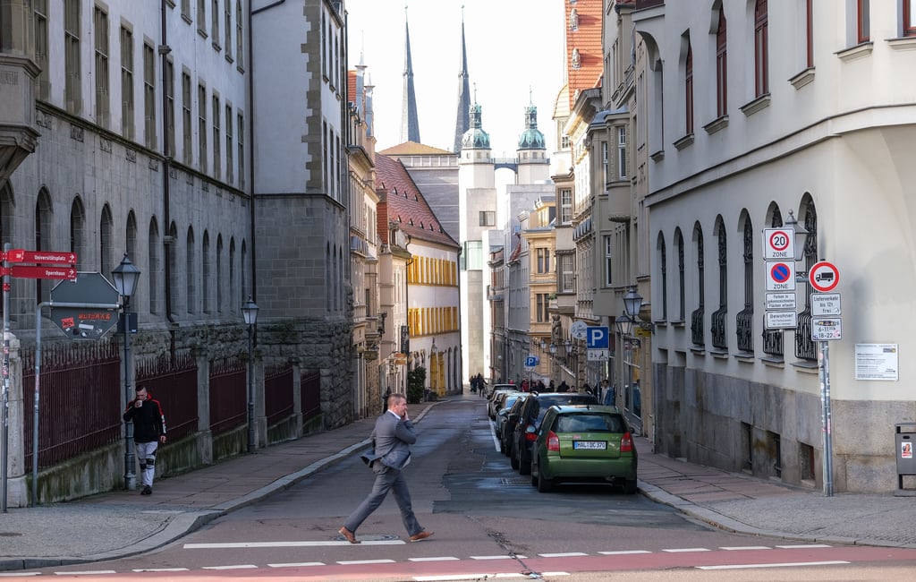 Blick in die Rathausstraße in Halle.