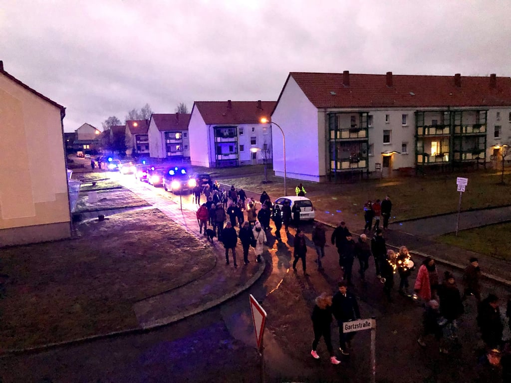 Der Landkreis hat nun Bußgeldverfahren gegen Teilnehmer unangemeldeter Versammlungen - wie hier in Salzwedel - eingeleitet. Wie andernorts gehen Menschen gegen die Corona-Politik auf die Straßen.
