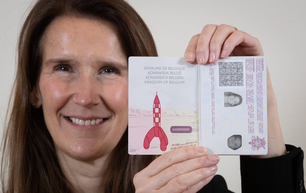 Die belgische Außenministerin Sophie Wilmes mit dem neuen belgischen Reisepass mit einer Zeichnung der Rakete von "Tim und Struppi".