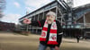 Der "falsche" Baumgart vor dem Kölner Stadion, der richtige ist in Quarantäne