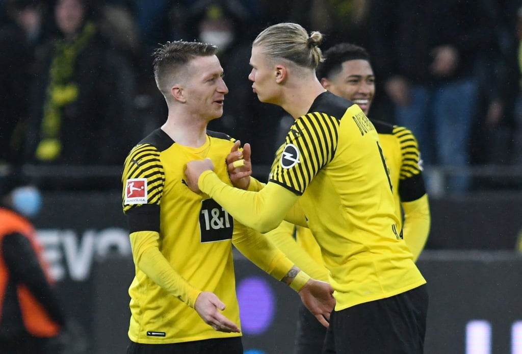 Marco Reus (l) rät Erling Haaland zum Verbleib beim BVB.