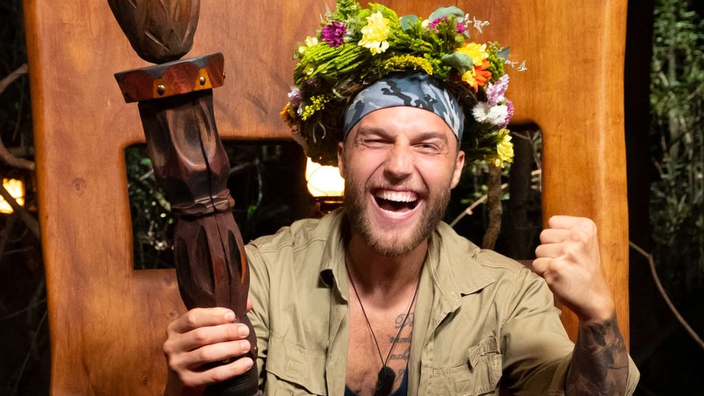 Der neue "Dschungelkönig" Filip Pavlovic sitzt auf seinem Thron.