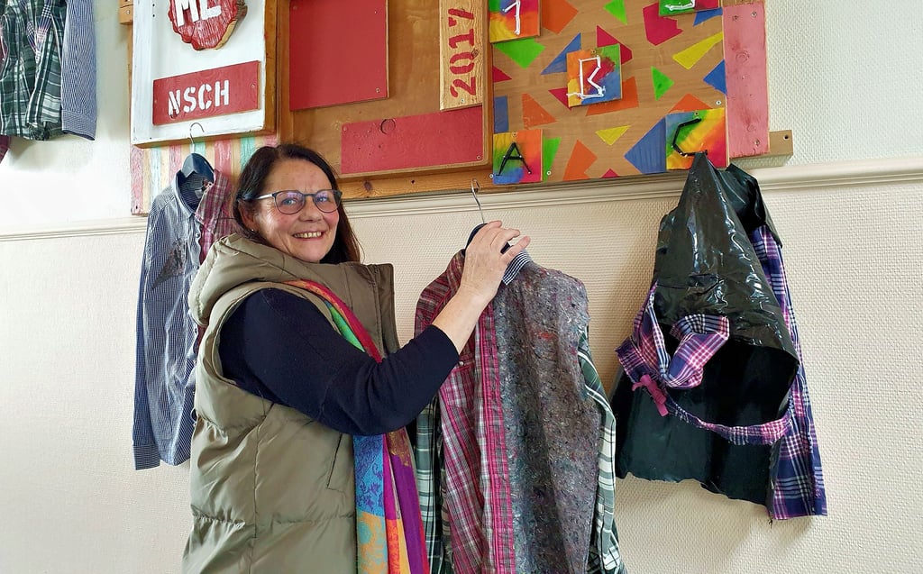 Upcycling - was man aus Müll alles machen kann. Schulsozialarbeiterin Petra Sattler erinnert sich gern daran und präsentiert einige Stücke.