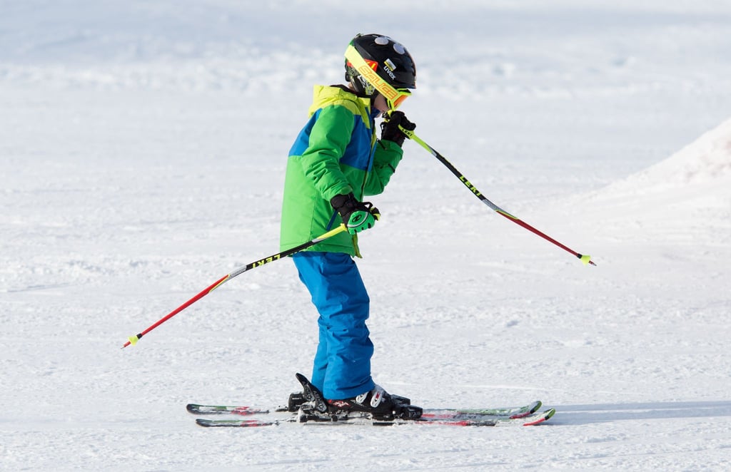 Früh übt sich: Dieser kleine Skifahrer sieht schon aus wie ein echter Profi.