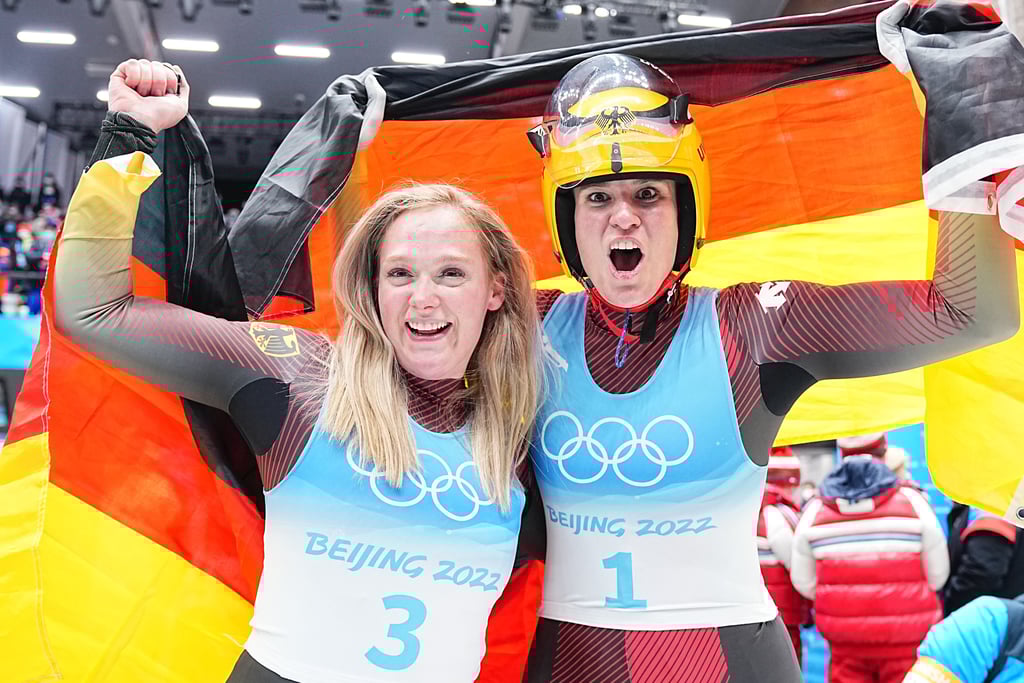 Rodeln, Einsitzer der Frauen: Zweitplatzierte Anna Berreiter aus Deutschland (l.) und Olympiasiegerin Natalie Geisenberger feiern nach dem Rennen.