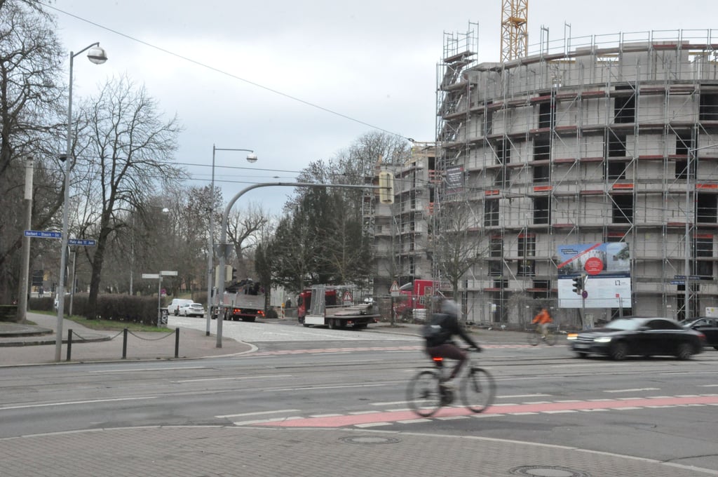 Blick auf den Platz des 17. Juni in Magdeburg. Hier ist ein Punkt, in den Radfahrer eine Verbesserung wünschen. Laut der Liste statt wird das in diesem Fall aber kurzfristig nichts.