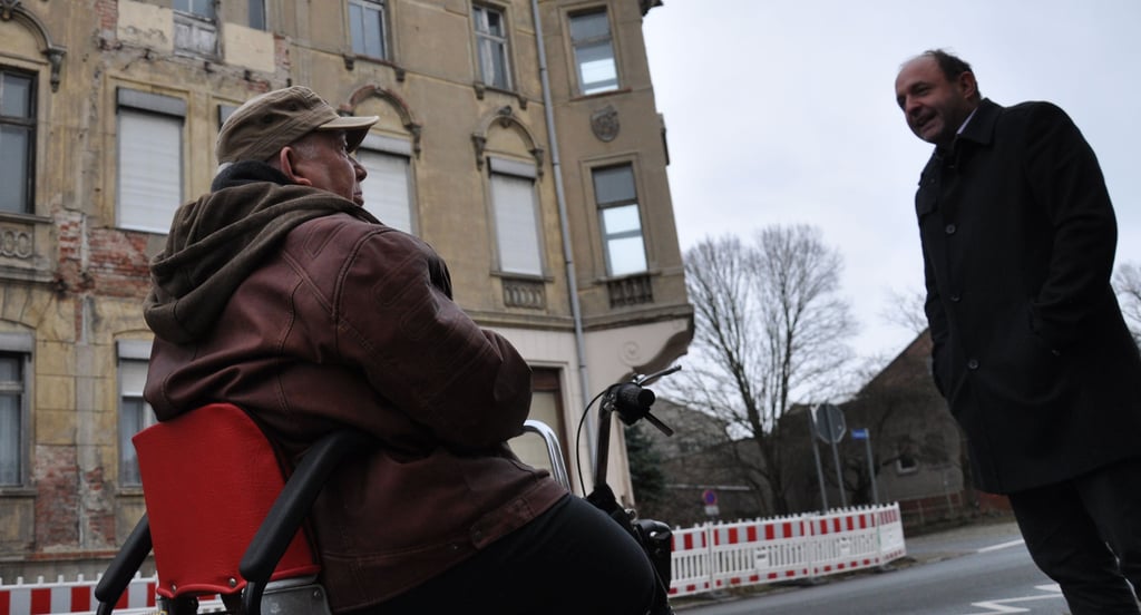 Anwohner Karl-Jürgen Klehm (li.) und der CDU-Landtagsabgeordnete Thomas Staudt in der Friedenstraße in Genthin.