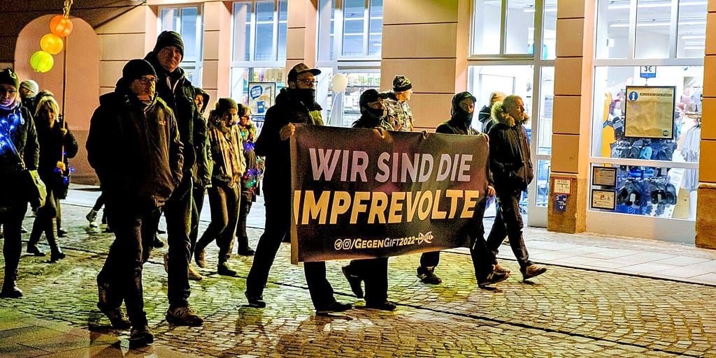 Blick auf den Demonstrationszug gegen die Coronamaßnahmen am Montagabend in der Wittenberger Innenstadt.