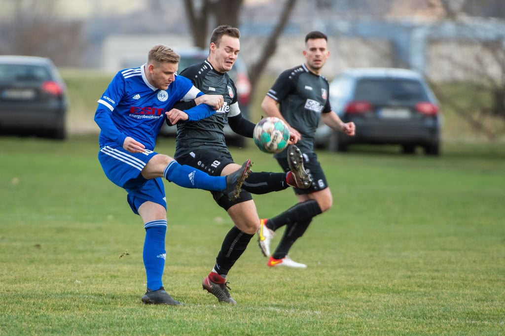 Kapitäne und Torschützen im Duell: Freyburgs Jonas Weise (v.l.) und SCN-Akteur Jonas Ballin.